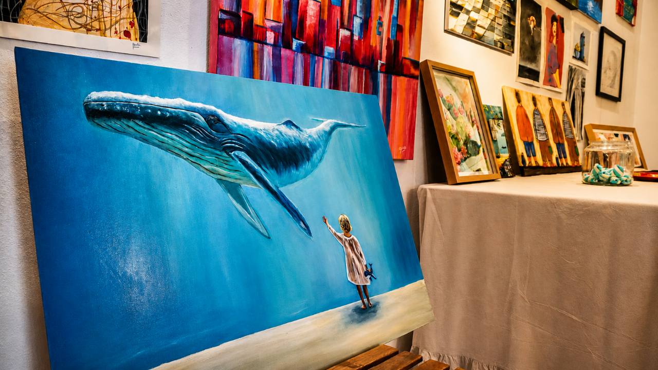 Pintura de una ballena expuesta junto a otras obras de los alumnos